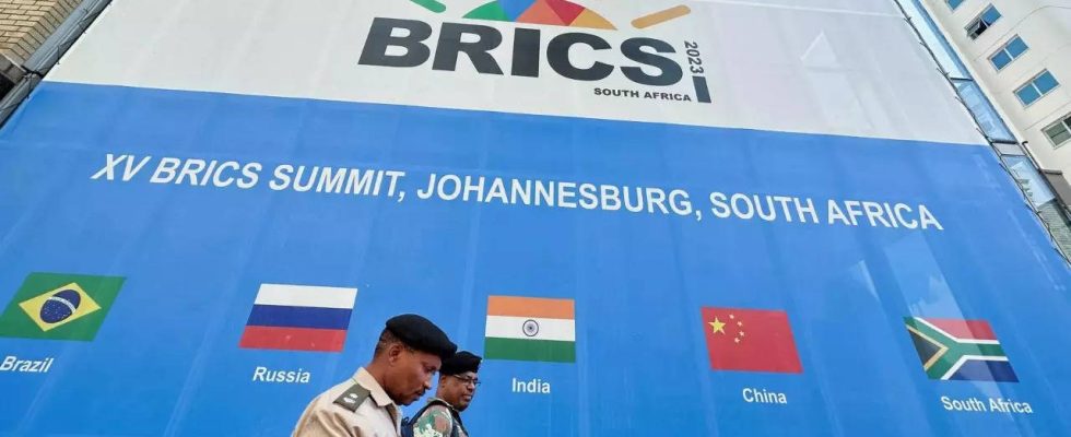 BRICS Fuehrer treffen sich in Suedafrika waehrend der Block ueber eine
