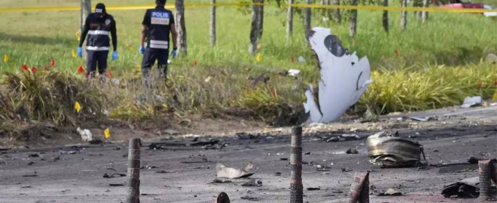 Beim Absturz eines Kleinflugzeugs in Malaysia wurden mindestens neun Leichen