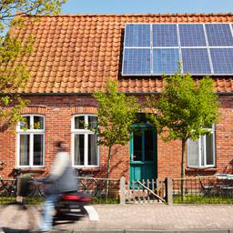Besitzer von Solarmodulen verliert jeden Monat zusaetzliches Geld beim Energieunternehmen