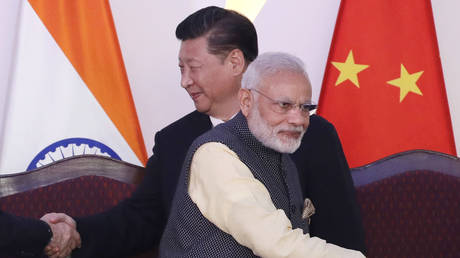 China und Indien spielen dem Westen in die Haende –