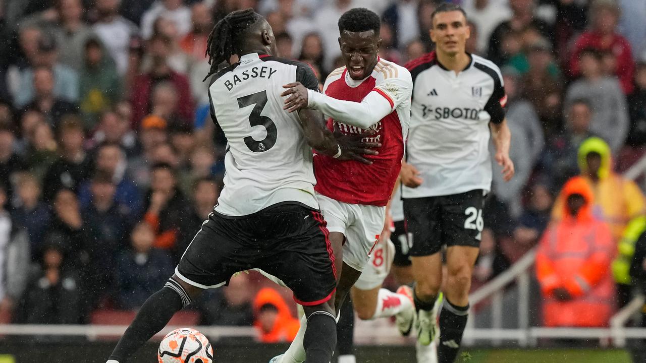Bild aus dem Video: Bassey erhält bei seinem Debüt für Fulham die Rote Karte