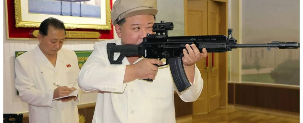 Der nordkoreanische Fuehrer Kim fordert sein Militaer auf die Kriegsplaene
