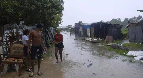 Dominikanische Beamte untersuchen die Schaeden die der Tropensturm Franklin nach