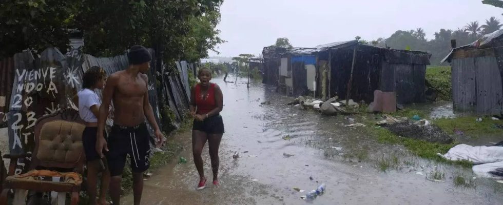 Dominikanische Beamte untersuchen die Schaeden die der Tropensturm Franklin nach