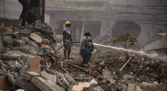 Dominikanische Feuerwehrleute finden weitere Leichen waehrend sie die Flammen der