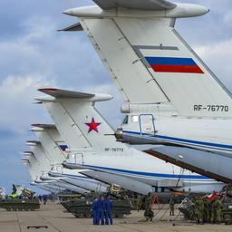 Drohnenangriff auf russischen Flughafen bei Pskow Flugzeug beschaedigt Krieg