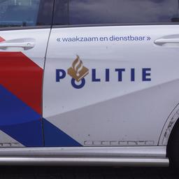 Dutzende Menschen wenden sich in Etten Leur gegen die Polizei drei