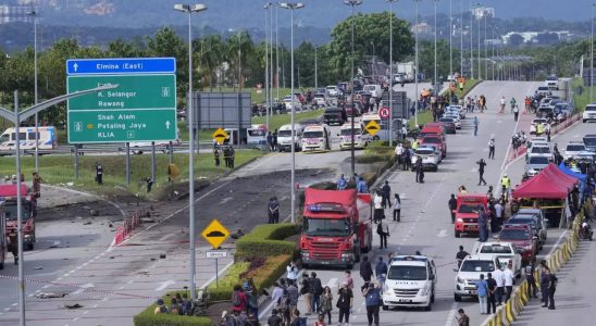 Ein Kleinflugzeug stuerzt auf einer malaysischen Autobahn ab und toetet