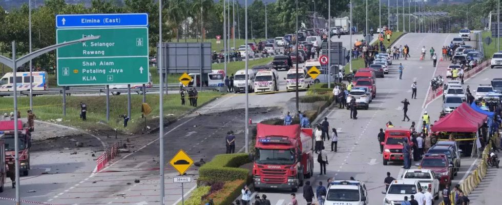 Ein Kleinflugzeug stuerzt auf einer malaysischen Autobahn ab und toetet