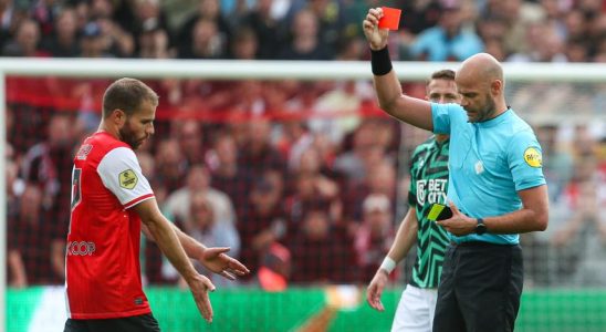 Fehlstart fuer Feyenoord Landesmeister kommt nach schneller Roter Karte nicht