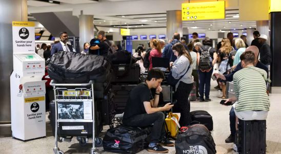Fluggesellschaften beeilen sich den Flugdienst nach Ausfall des britischen Flugsystems