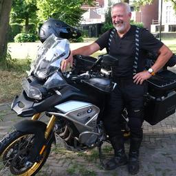 Frank Mekes 66 reist mit seinem Motorrad durch die Sahara