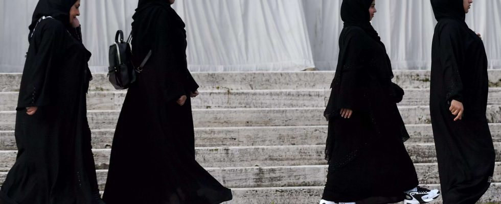 Frankreich verbietet das Tragen islamischer Abayas in Schulen