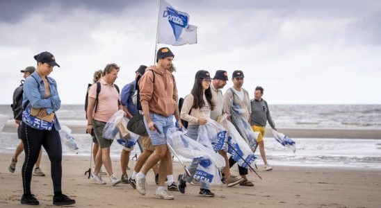 Freiwillige sammeln Tausende Kilogramm Muell von niederlaendischen Straenden Innere
