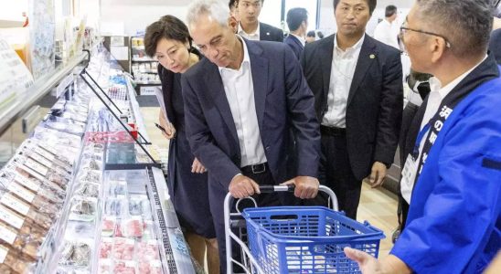 Fukushima US Gesandter besucht Fukushima um Fisch zu essen und Chinas