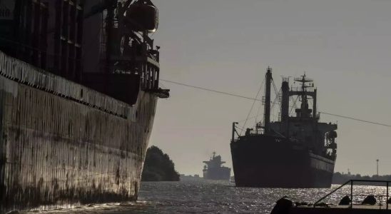 Getreidetransit Waehrend Russland Schiffe im Schwarzen Meer bedroht ist eine