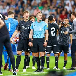 Groningen Jong Ajax und Cambuur Emmen schlossen ab nachdem sie Pokale auf