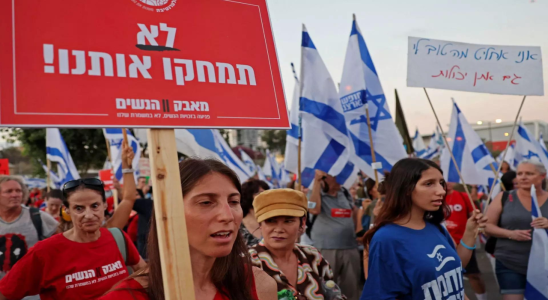 Israel Israelische Frauen protestieren gegen die Geschlechtertrennung in oeffentlichen Verkehrsmitteln