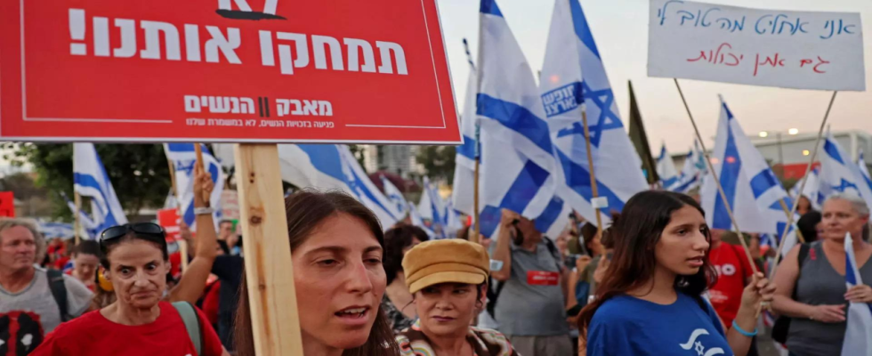 Israel Israelische Frauen protestieren gegen die Geschlechtertrennung in oeffentlichen Verkehrsmitteln