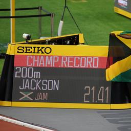 Jackson holt WM Gold ueber 200 Meter und naehert sich dem