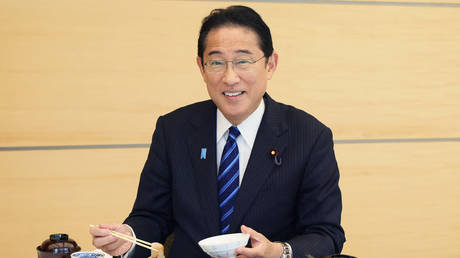 Japanischer Premierminister isst „Fukushima Mittagessen – World