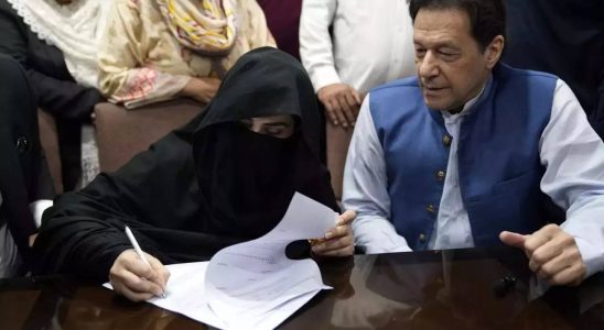 Khan Pakistan Imran Khans Frau Bushra Bibi wird im Toshakhana Fall