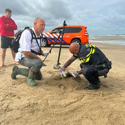 Mann mit Metalldetektor findet alte Bombe am Strand von Katwijk