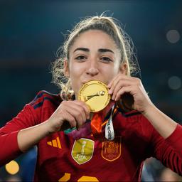 Matchwinnerin Carmona erfaehrt nach dem WM Finale mit Spanien dass ihr