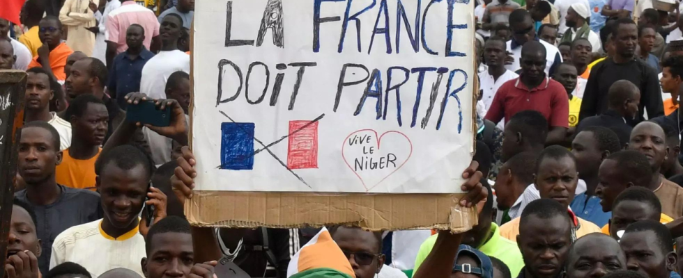 Militaerabkommen Die nigerianische Junta kuendigt den Abbruch der militaerischen Beziehungen