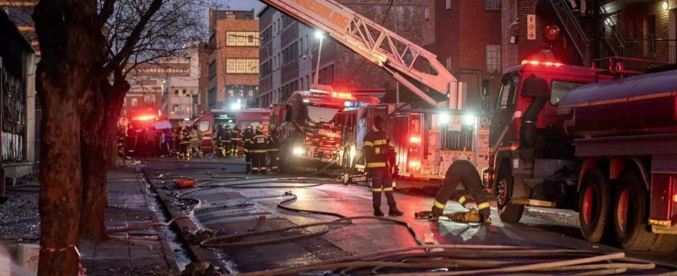 Nach Angaben der Behoerden sind bei einem Brand in einem