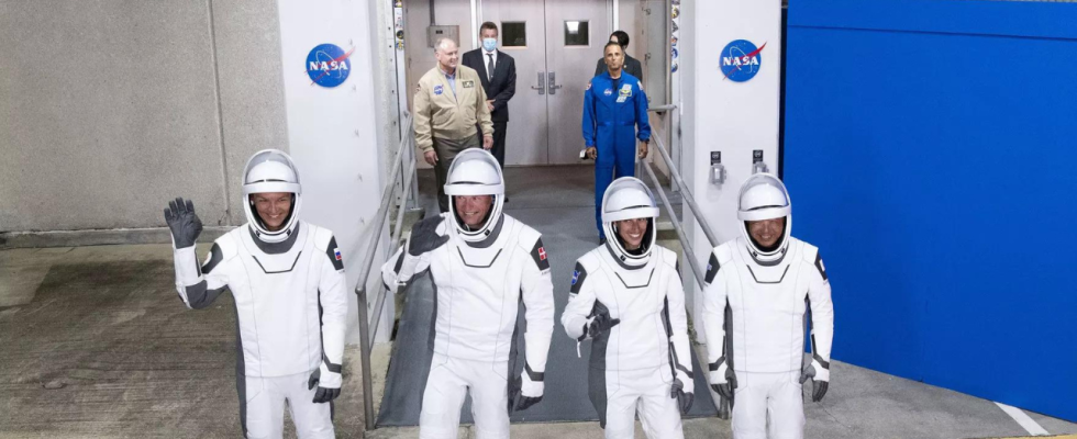 Neue Besatzung fuer die Raumstation startet mit 4 Astronauten aus
