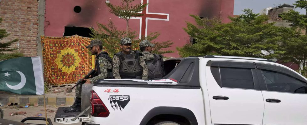 Pakistanische Polizei bewacht christliche Kolonie nach Mob Angriff wegen „Blasphemie