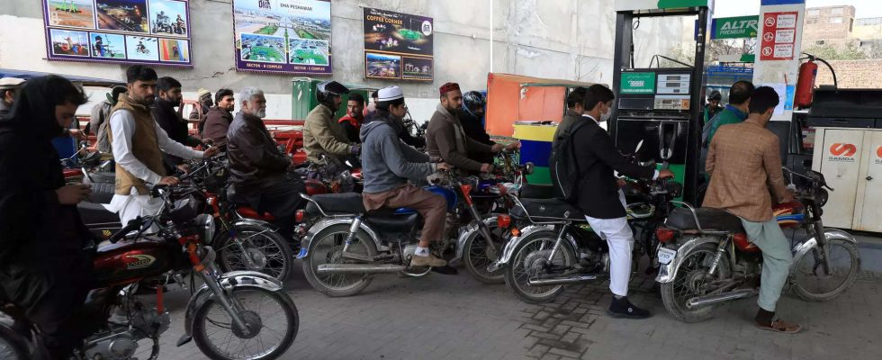 Pakistans Erdoelpreise steigen was zu einer rasanten Inflation fuehrt