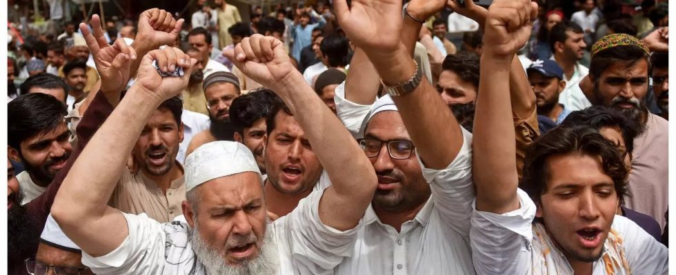 Pakistans geschaeftsfuehrender Premierminister beruft nach Protesten wegen ueberhoehter Stromrechnungen eine