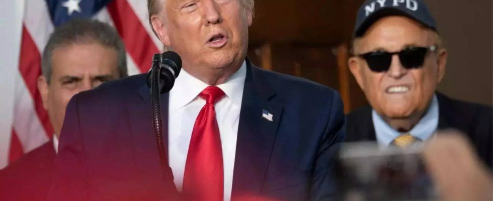 Praesidentschaftswahl Trumps rechtliche Probleme bereiten die Buehne fuer einen volatilen