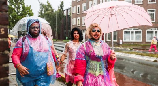 Pride verwandelt Amsterdams Grachten in eine Regenbogenparty Zu Hause