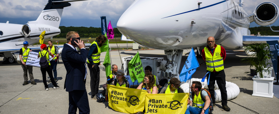 Privatjet Protest Klimaaktivisten nehmen bei einer Reihe globaler Proteste gegen Luxus