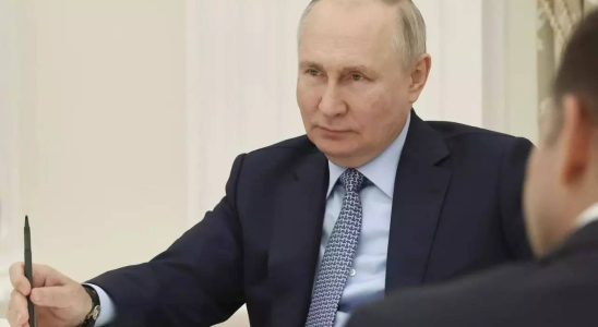 Putin Putin verurteilt waehrend seiner Rede vor dem Wirtschaftsgipfel in