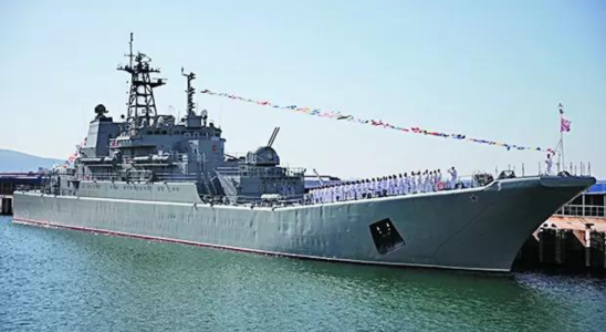 Russland Ukrainische Drohnen treffen wichtigen russischen Marinestuetzpunkt und legen Kriegsschiff