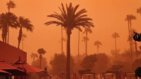 Sandsturm faerbt den Himmel ueber Marrakesch blutrot VIDEOS – World