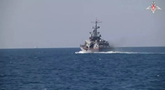 Schwarzes Meer Russisches Kriegsschiff feuert Warnschuesse auf Frachtschiff im Schwarzen