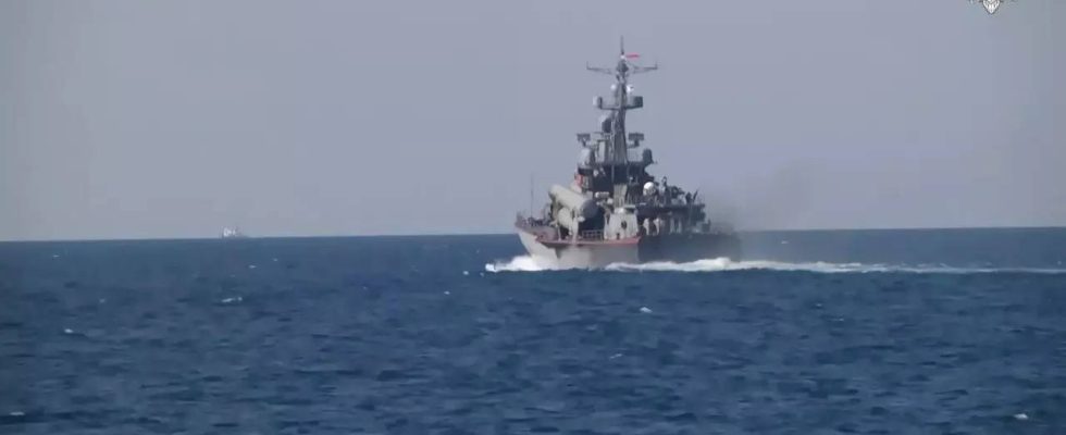 Schwarzes Meer Russisches Kriegsschiff feuert Warnschuesse auf Frachtschiff im Schwarzen