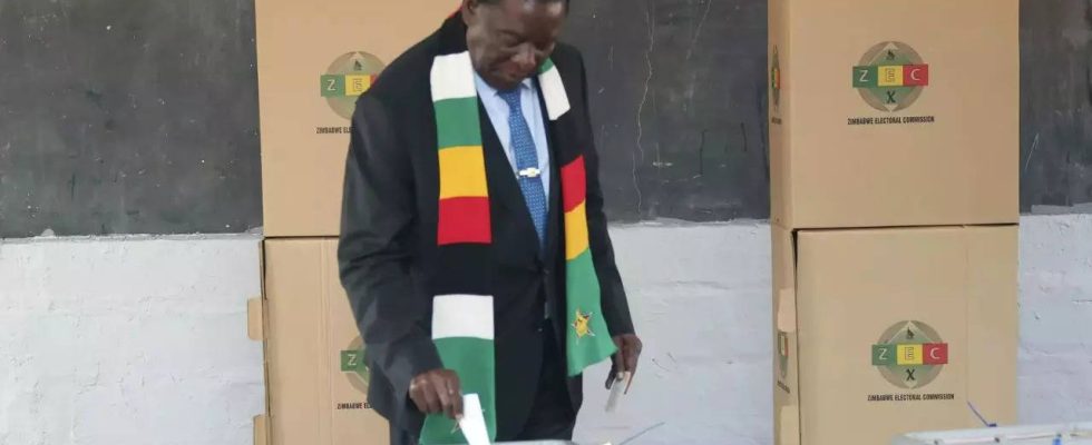 Simbabwes Praesident Mnangagwa gewinnt in umstrittener Abstimmung seine zweite Amtszeit