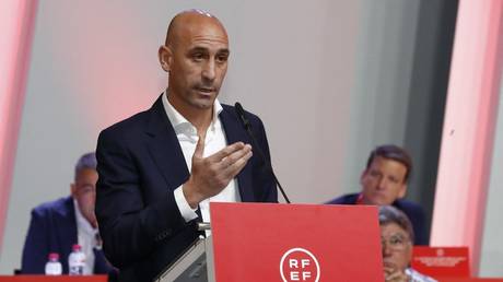 Spanische Regierung suspendiert „Kuessen von Fussballchef – World