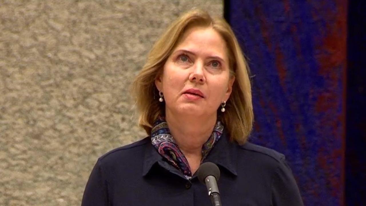 Beeld uit video: Minister geëmotioneerd: 'Excuses voor fouten met stint'
