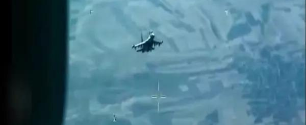US Drohne Russland setzt Su 30 Jet ein um US Aufklaerungsdrohne abzufangen