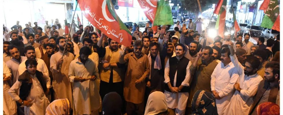 Ueber 90 Arbeiter von Pakistan Tehreek e Insaf wurden verhaftet weil sie gegen