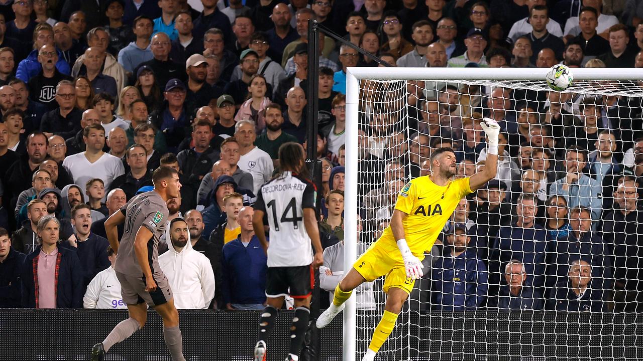 Bild aus dem Video: Van de Ven macht im Carabao Cup ein ungeschicktes Eigentor für Tottenham