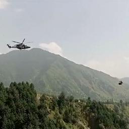 Video Hubschrauber versucht Pakistaner in einer Gondel ueber einer