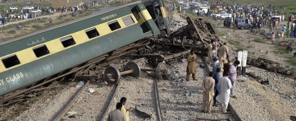 Zugentgleisung in Pakistan 30 Tote ueber 80 Verletzte bei Zugentgleisung